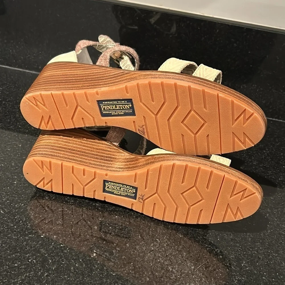 Pendleton Womens Baylands Wedge Sandals, Beige size 11 shoes
